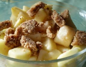 Dés de poire et streusel noisettes