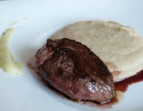 Pigeonneau poêlé, crèmes de haricots blancs et d'ail fumé