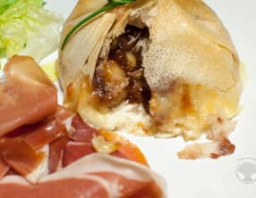 Aumônières de chèvre, figues, pommes et jambon cru