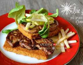 Foie gras poêlé sur pain d'épice et bâtonnets de pomme granny