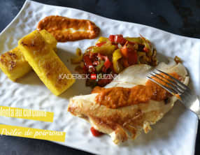 Polenta au curcuma, poêlée de poivrons et blanc de volaille à la plancha