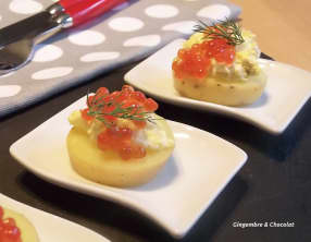 Toasts de pommes de terre et oeufs de saumon