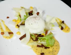 Oeuf poché, salade d’endives, dinde grillée et sauce moutarde