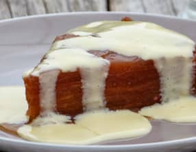 Gâteau aux pommes caramélisées, crème anglaise épicée