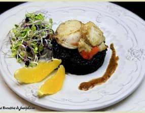 Noix de saint jacques à l’orange et son risotto au noir de seiche