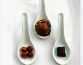 Glace chocolat et éclats de noisettes