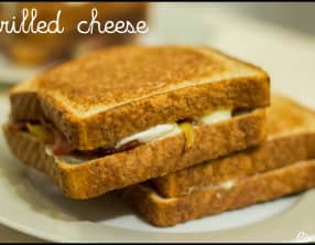 Grilled-cheese au bacon, brie et oignons caramélisés