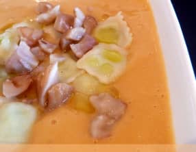 Velouté de Potiron aux Ravioles du Dauphiné et aux brisures de marrons