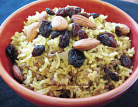 Riz à la viande, cari, amandes et raisins secs
