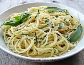 Spaghettini au beurre et aux herbes fraîches