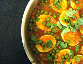 Curry d'oeufs durs aux pois verts