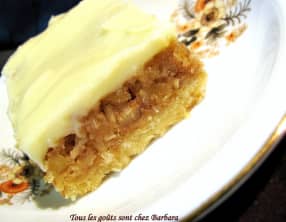 Carrés aux noix et leur glaçage au fromage