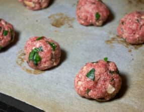 Boulettes de boeuf, épinards, champignons et parmesan