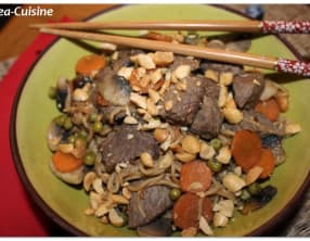 Nouilles sautées aux légumes, au boeuf et à la cacahuète