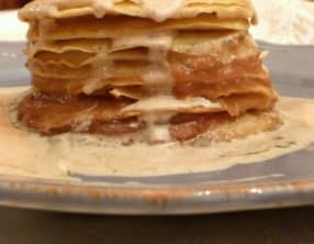 Gâteau de crêpes à la compote poires, pommes et carambar, sauce pralinée