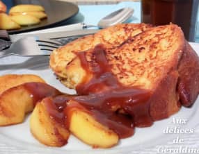 Brioche perdue aux pommes dorées et sauce caramel au beurre salé