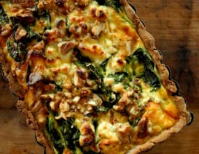 Quiche aux broutes de chou, chèvre et noix