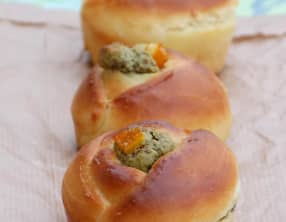 Roses briochées à la frangipane au thé matcha et oranges confites