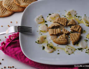 Carpaccio de Saint-Jacques à la coriandre et Sablé au blé noir