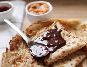 Crêpes au lait ribot, sauce chocolat et compote d’agrumes