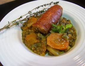Lentilles vertes et lentilles corails au curry, saucisses de Morteau