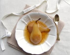 Poire pochée au thé Earl Grey, à la vanille et cannelle