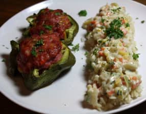 Poivrons farcis et riz sauce petits légumes