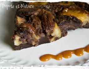 Clafoutis au chocolat et aux pommes au caramel beurre salé avec des noix de pécan