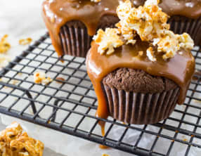 Cupcakes au Chocolat, Coulis de Caramel épicé et Pop Corn