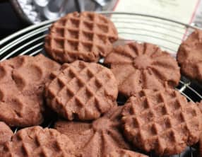 Biscuits aux graines d'acacia et au cacao