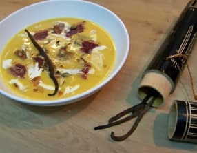 Velouté de potiron à la vanille Bourbon, chips de magret de canard fumé et petits croûtons croustillants