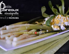 Petits poireaux à la vinaigrette moutardée et œuf mimosa