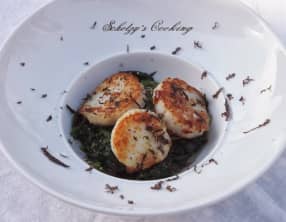 Saint Jacques sur lit d'épinards frais et truffe fraîche