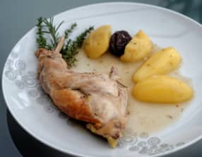 Lapin au cidre fermier, et pruneaux