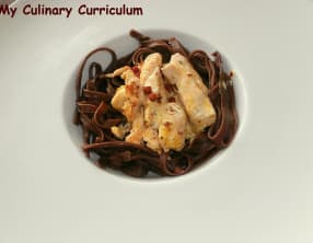 Tagliatelles au cacao, piment et poulet curry et baies roses.