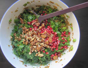 Salade de frikkeh, céleri branche et grenade