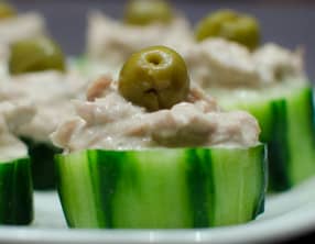 Canapés de concombre au thon
