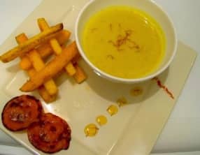 Soupe de navet boule d'or, frites de polenta et pétales croustillants de chorizo