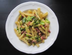 Pasta alla carbonara aux choux de Bruxelles