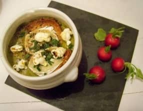 Velouté de fanes de radis, gratiné à la bûche de chèvre et pops corn au piment d'Espelette