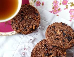 Biscuits aux flocons d'avoine, cerises séchées et jus de raisin