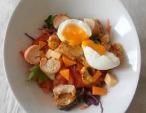 Salade mixte chou rouge, carotte, poulet curry, œuf mollet, gouda, mimolette