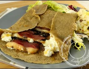 Galette de blé noir au magret fumé, chèvre et confit d’oignons