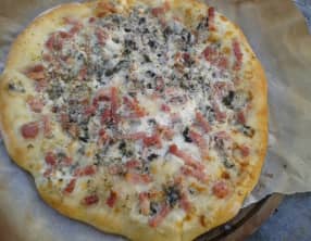 Pizza au bleu et aux lardons