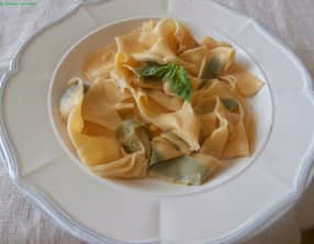 Pâtes fraîches maison avec basilic inséré