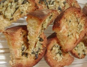 Pain à l'ail et huile d´olive