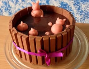 Gâteau drôle les cochons dans la boue