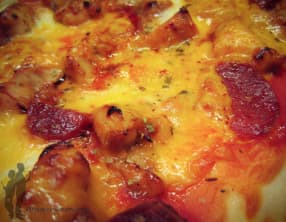 Pizza au poulet, au chorizo et au cheddar