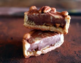 Tarte marbrée façon barre chocolatée au caramel et noix de pécan