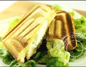 Croque-monsieur au chèvre frais, miel et pignons